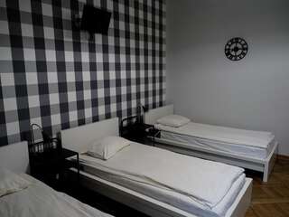 Хостелы Cent Hostel Люблин Трехместный номер с основными удобствами и общей ванной комнатой-1